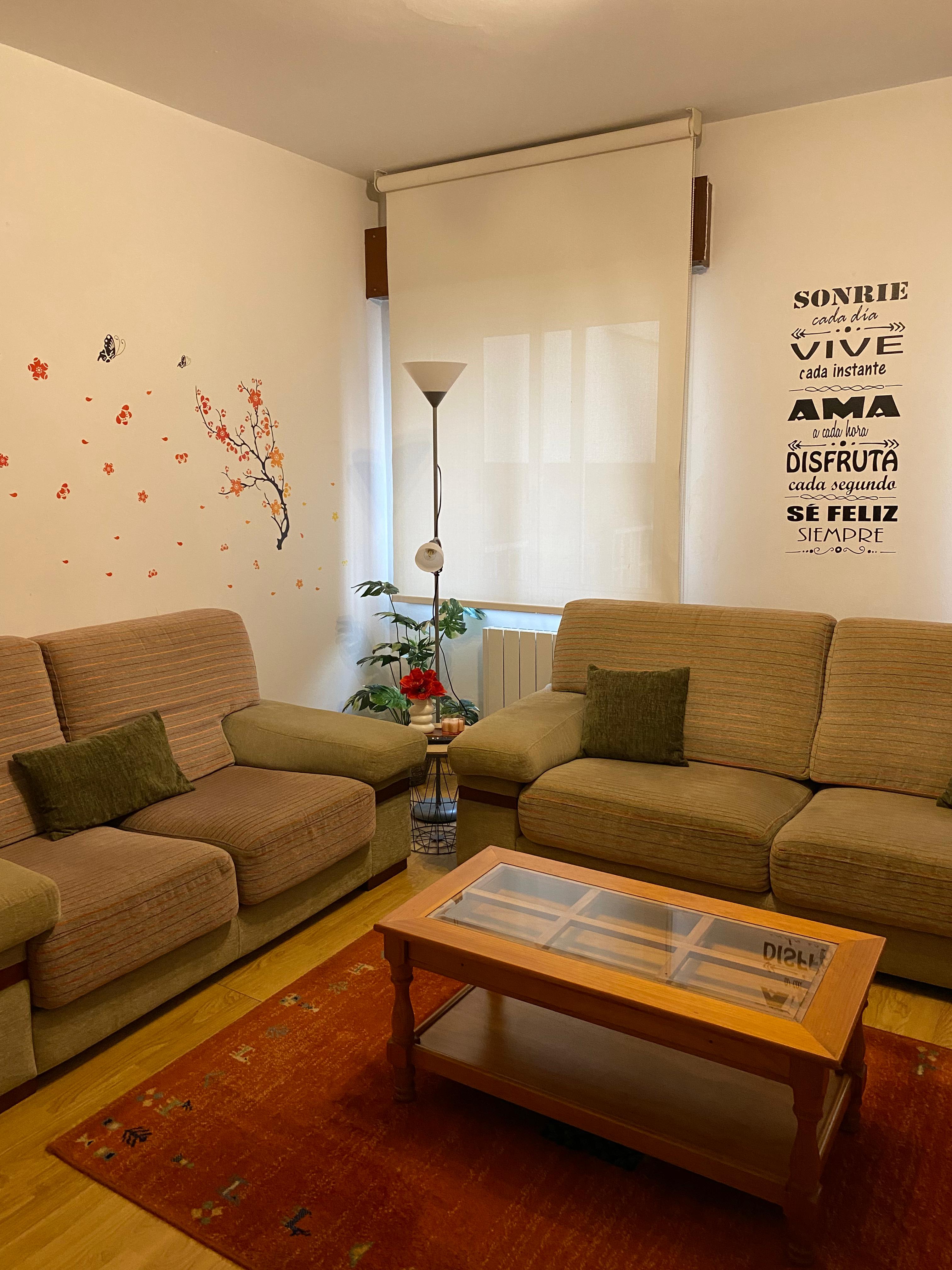 Salón — sofás, mesa de cristal y chimenea decorativa