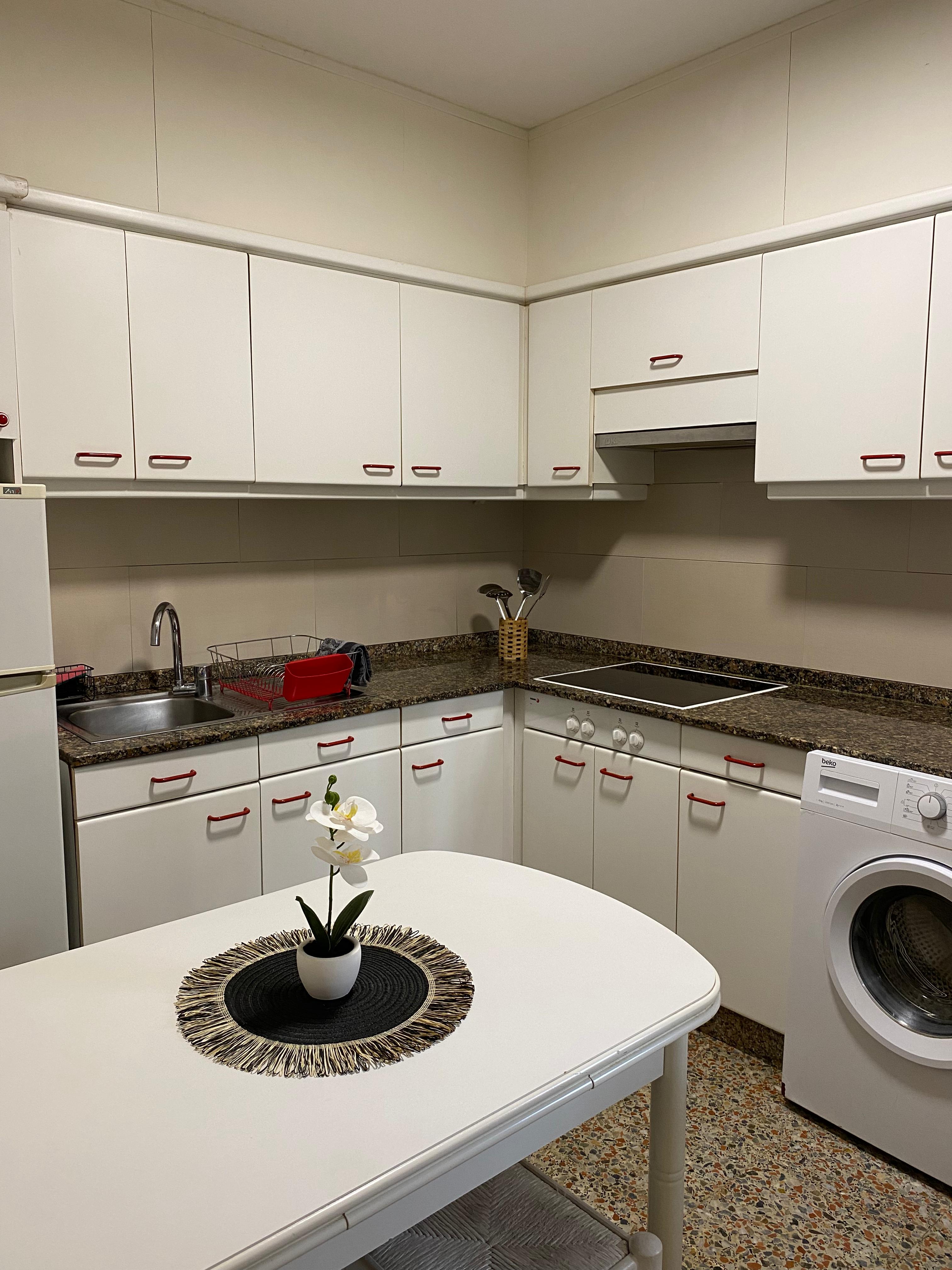 Cocina completa equipada con lavadora